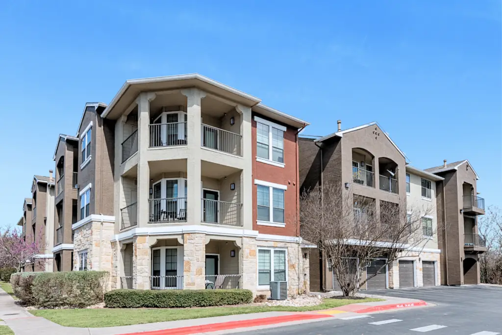 “SPI Advisory Acquires 244-Unit South Austin Apartment Community”